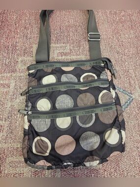Le sport sac Kylie 3 zipper pocket crossbody geometric circle print bag
